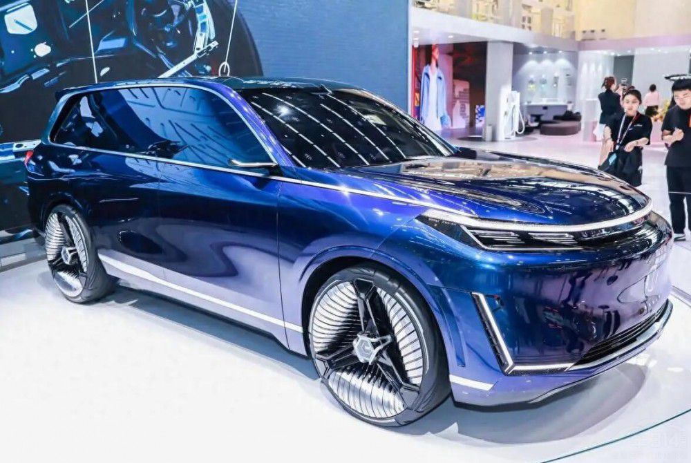 ����܇չ��ը�ѵ�SUV���������c(di��n)̫����