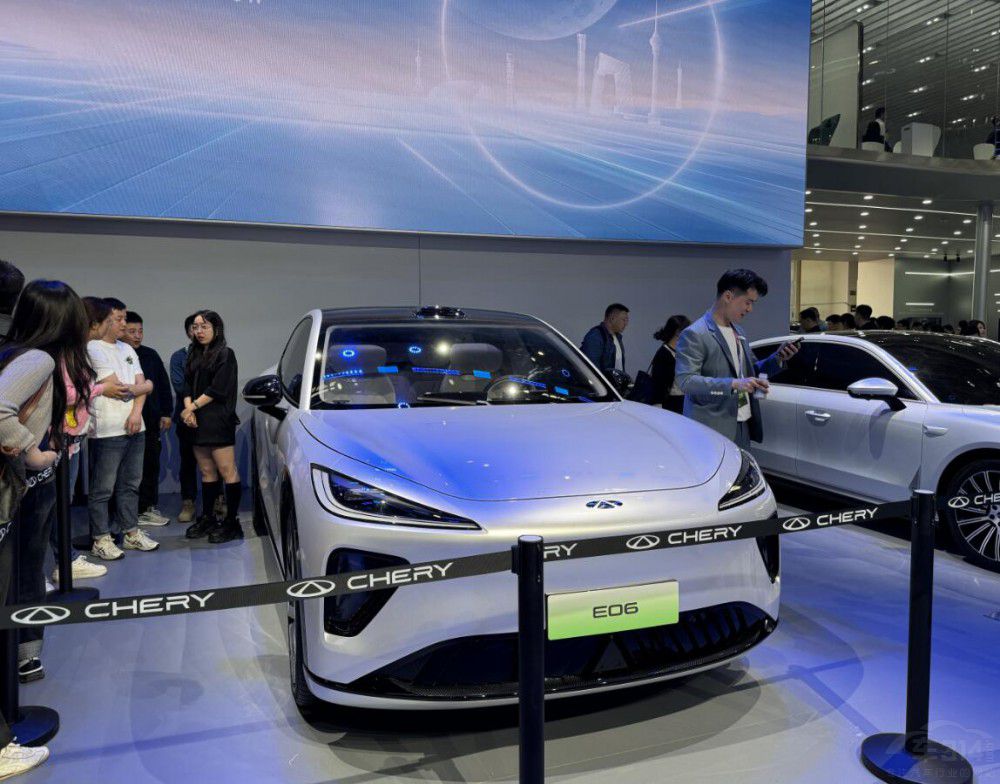 ����܇չ��ը�ѵ�SUV���������c(di��n)̫����