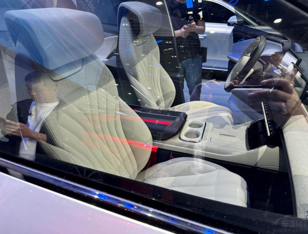 ����܇չ��ը�ѵ�SUV���������c(di��n)̫����