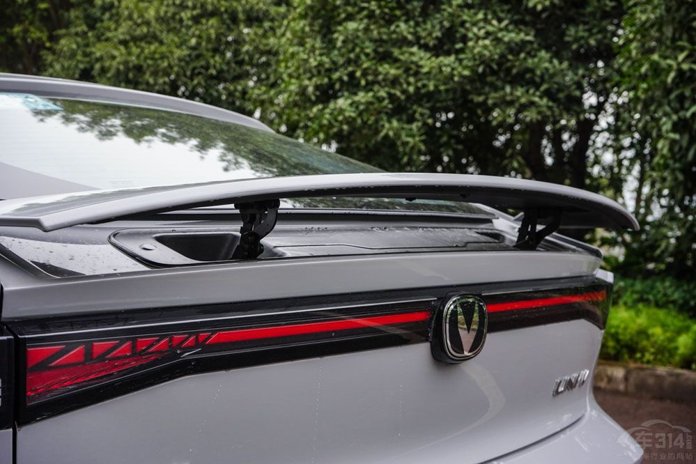 �xӰ��R-styleِ����߀���L(zh��ng)��UNI-V 1.5T��