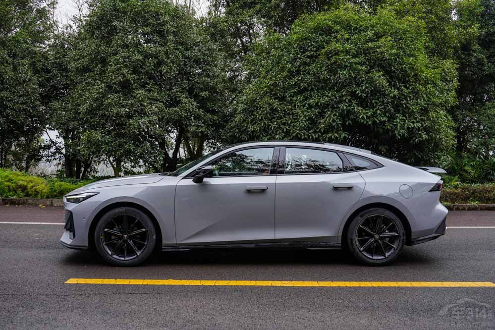 �xӰ��R-styleِ����߀���L(zh��ng)��UNI-V 1.5T��