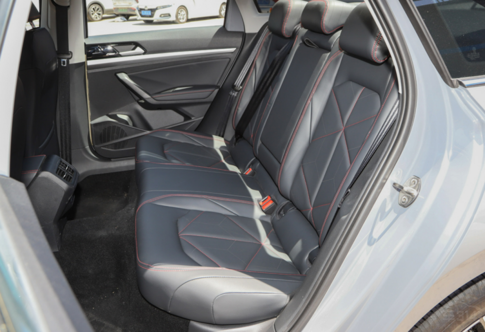 家庭用車 五菱凱捷對比哈弗H6/大眾朗逸 家庭用車 五菱凱捷對比哈弗H6/大眾朗逸