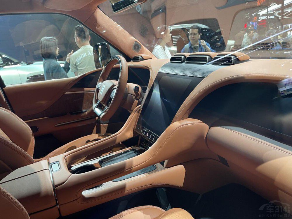 8�����Ҍ����еĎ׿�Ӳ��SUV  ��ϲ�g�l��