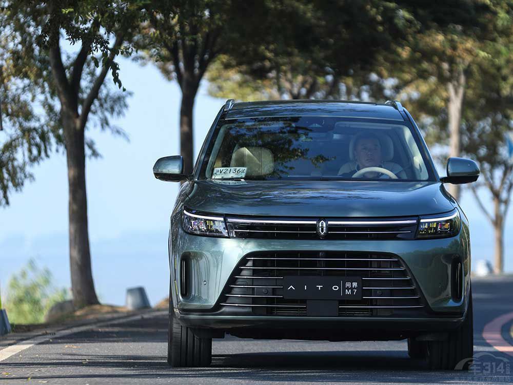 30�fԪ��(n��i)���SUV ����M7������b�b�I��