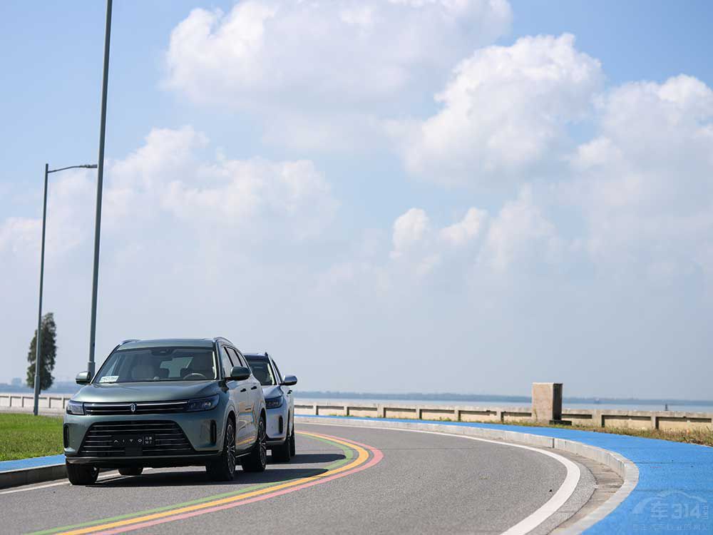 30�fԪ��(n��i)���SUV ����M7������b�b�I��