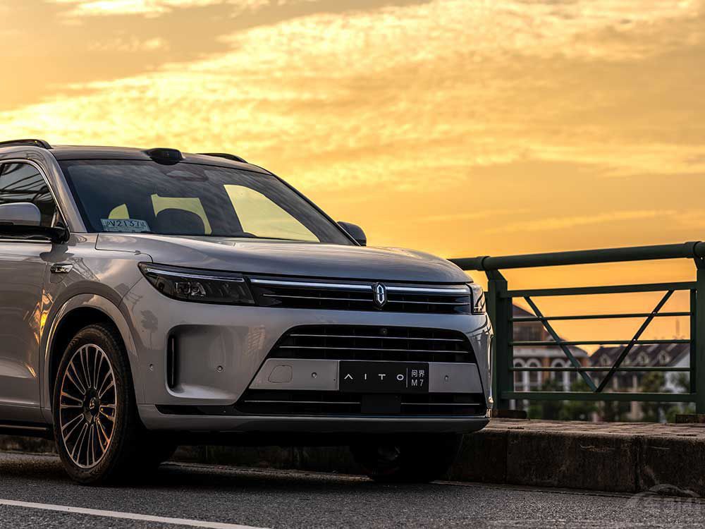 30�fԪ��(n��i)���SUV ����M7������b�b�I��