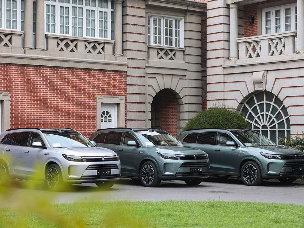 30�fԪ��(n��i)���SUV ����M7������b�b�I��