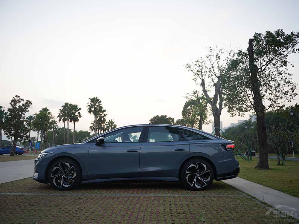 ��ID.7 VIZZION���ȘO�007 �I�l���m?