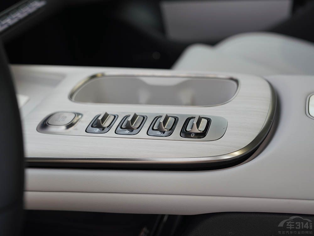 С��SU7��(du��)���治����O�007�ξ�������