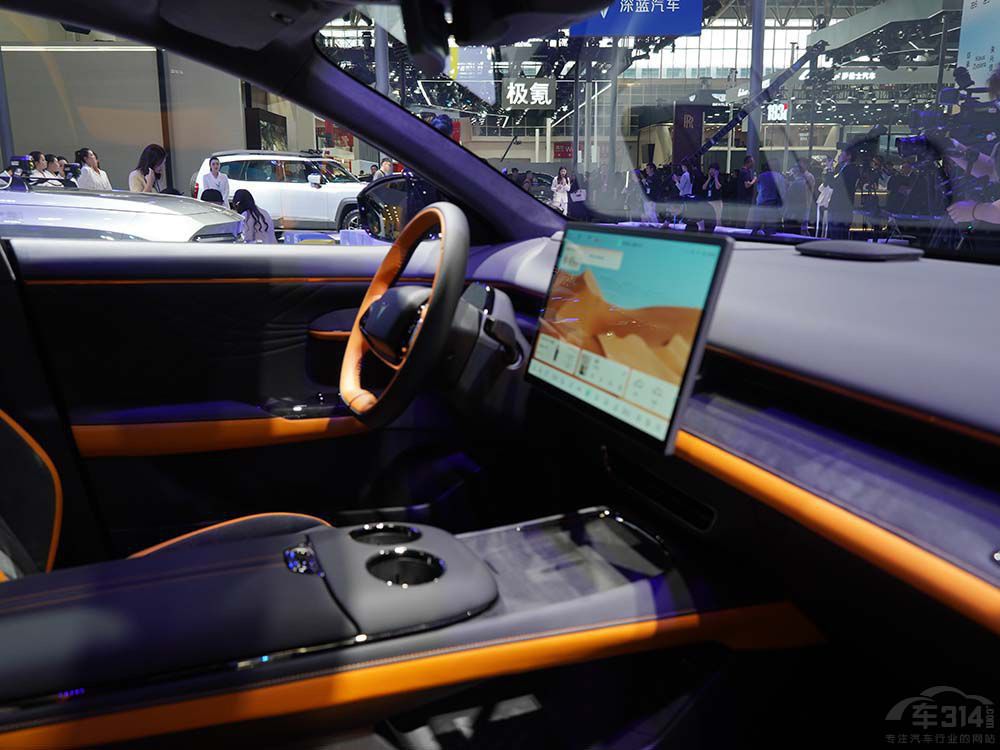 ��н��ͥ�ĵ�һ�vSUV�����^��20�f���