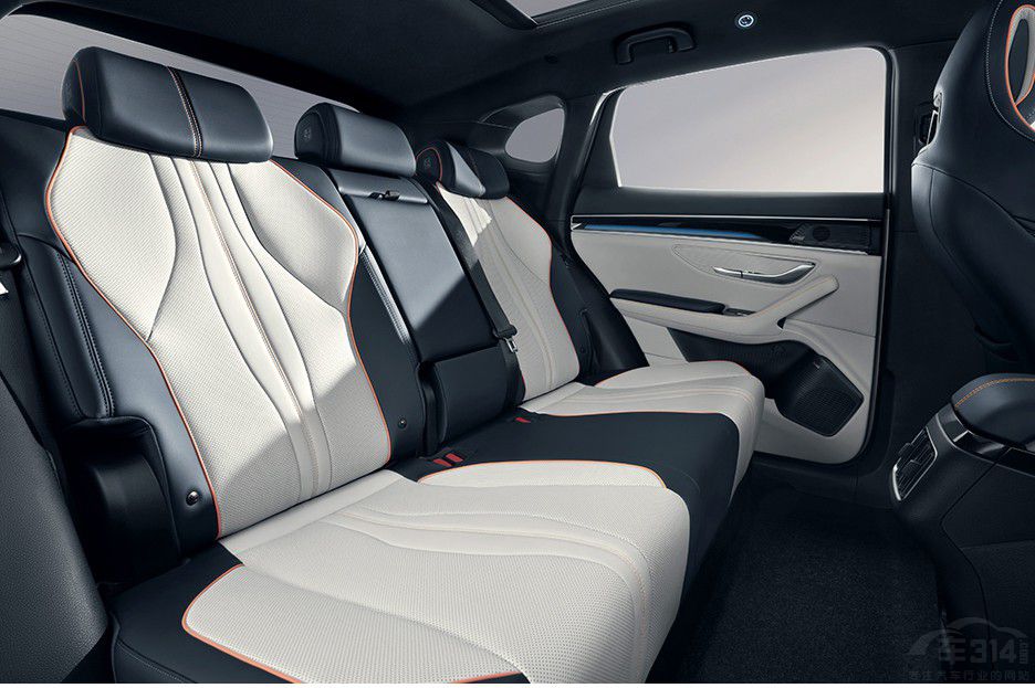 10�f�����SUV��ô�x�������{(l��n)��c�ȁ���