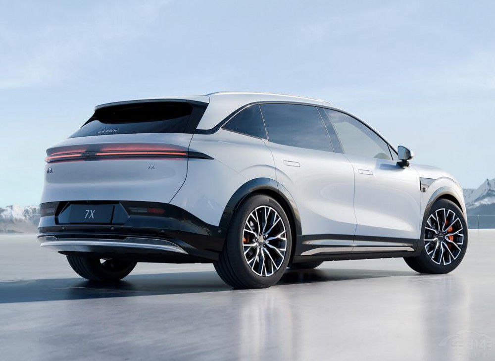 �ɶ�܇չ�����װl(f��)SUV�������°����˚���