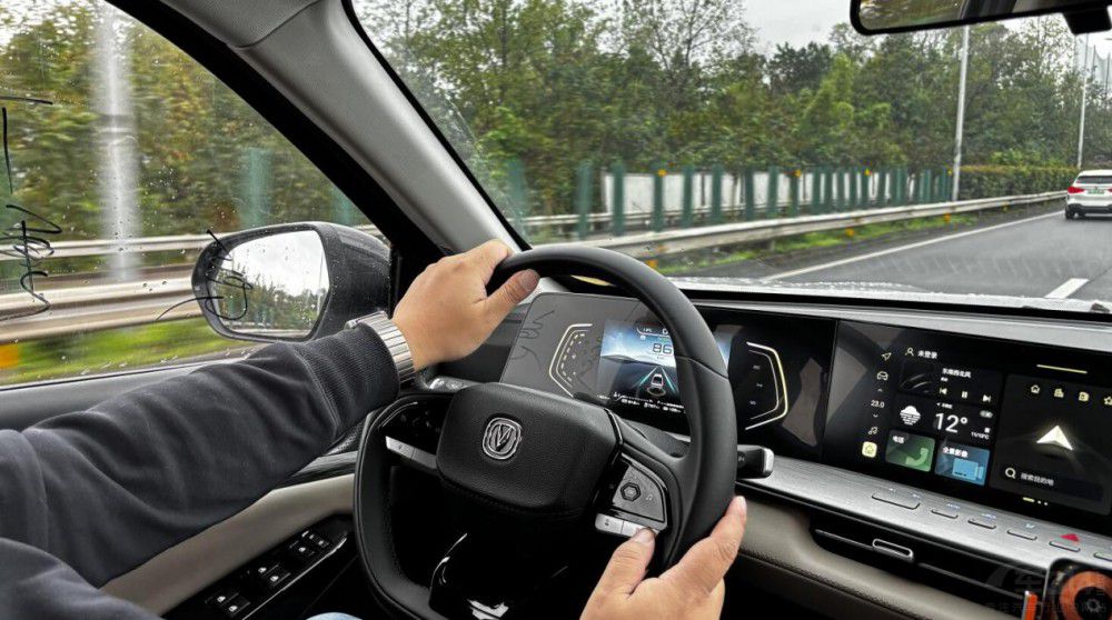 ���ͨ�����{����������һ���ǵ���SUV��