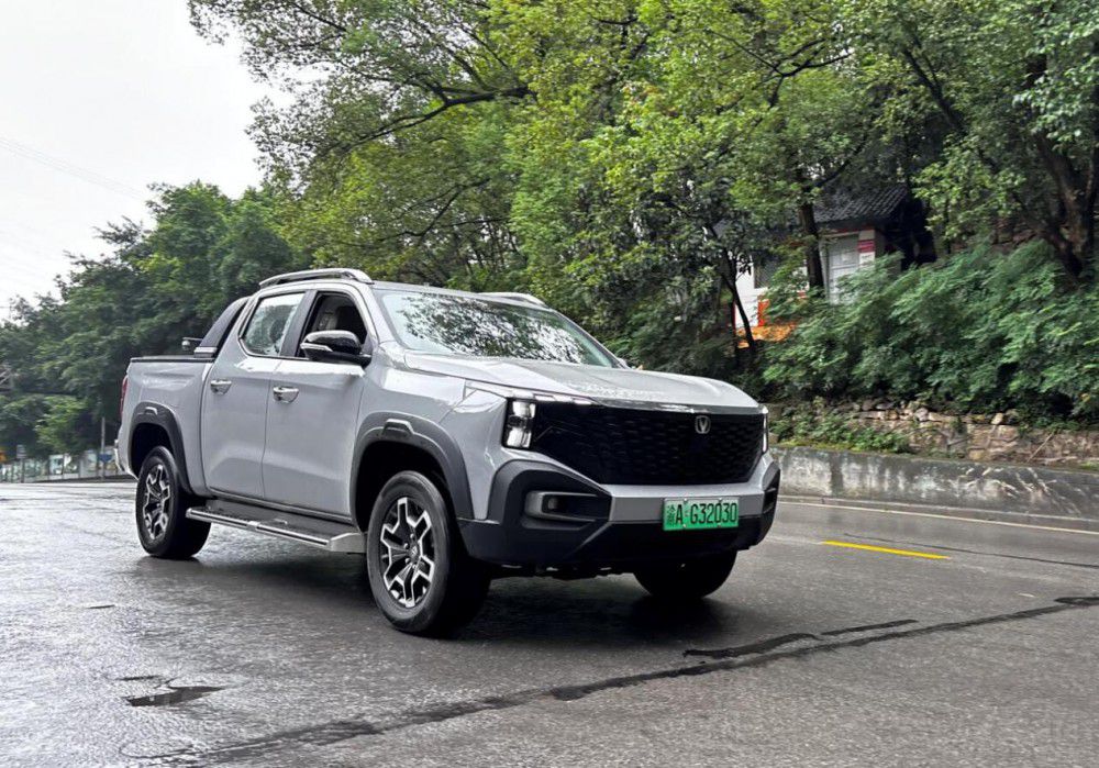 ���ͨ�����{����������һ���ǵ���SUV��