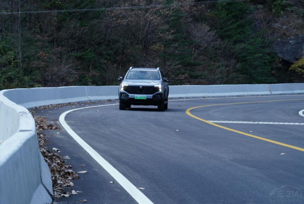 ���ͨ�����{����������һ���ǵ���SUV��