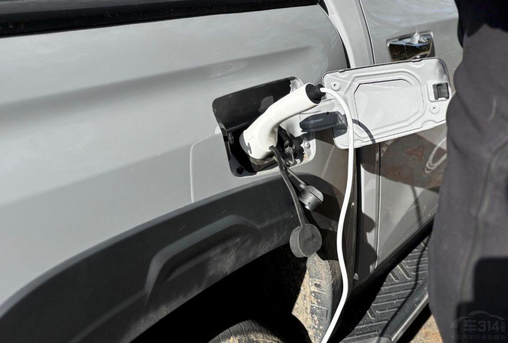 ���ͨ�����{����������һ���ǵ���SUV��