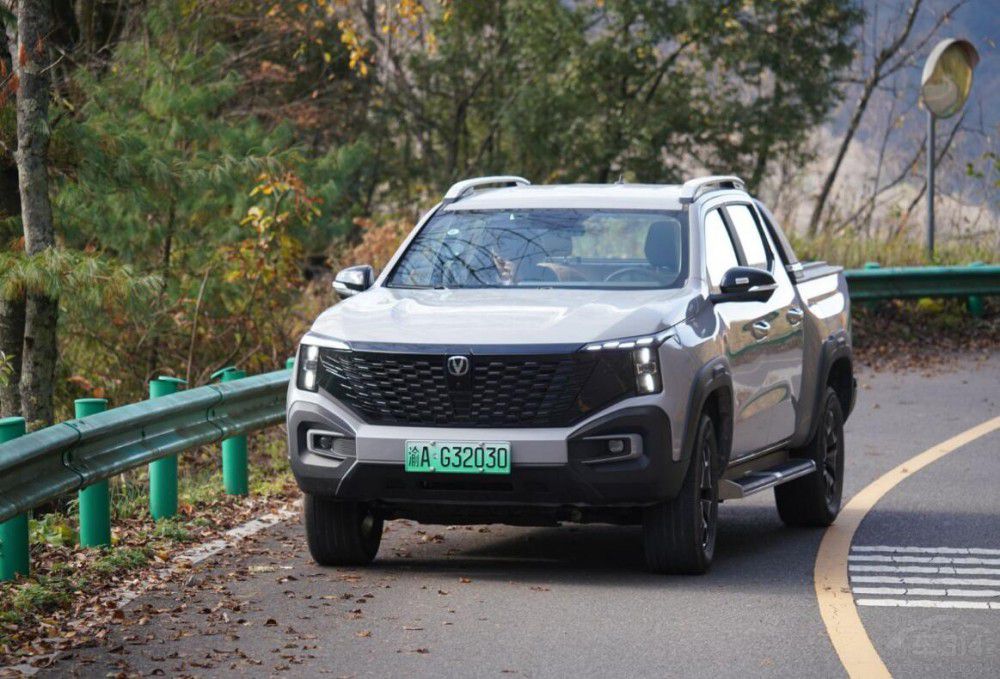 ���ͨ�����{����������һ���ǵ���SUV��