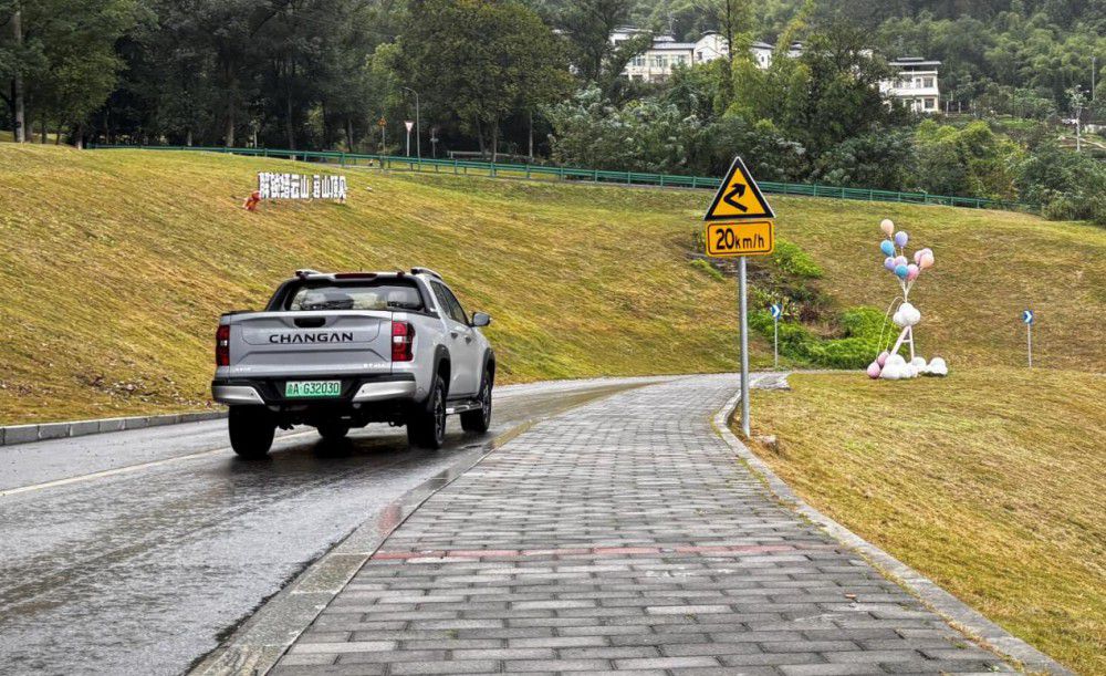 ���ͨ�����{����������һ���ǵ���SUV��