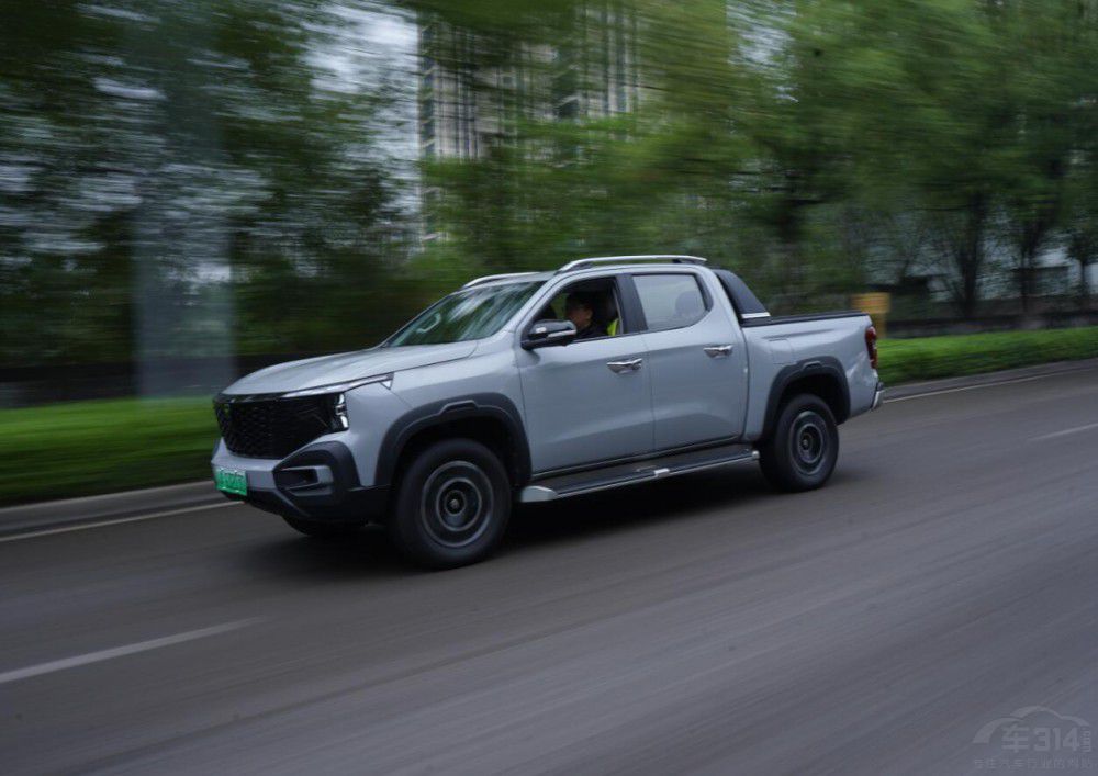 ���ͨ�����{����������һ���ǵ���SUV��