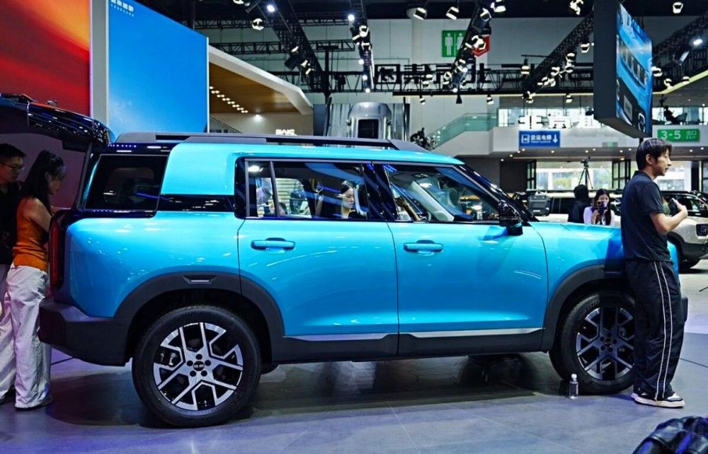 �ɶ�܇չ����ԃr�ȵ�SUV���A��15�f���