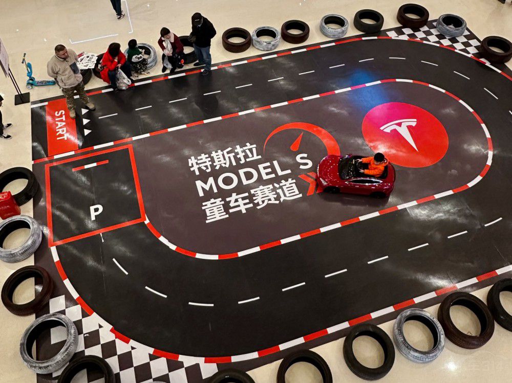 特斯拉在渝上 Model S Plaid空降時(shí)代天街 特斯拉在渝上 Model S Plaid空降時(shí)代天街