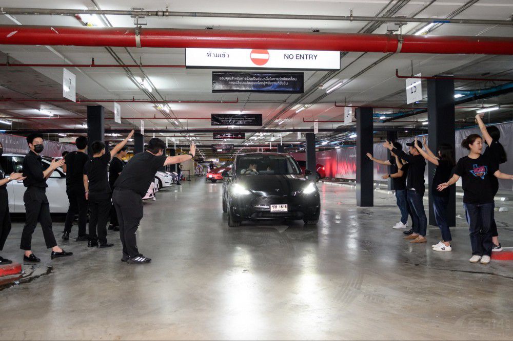 特斯拉在渝上 Model S Plaid空降時(shí)代天街 特斯拉在渝上 Model S Plaid空降時(shí)代天街