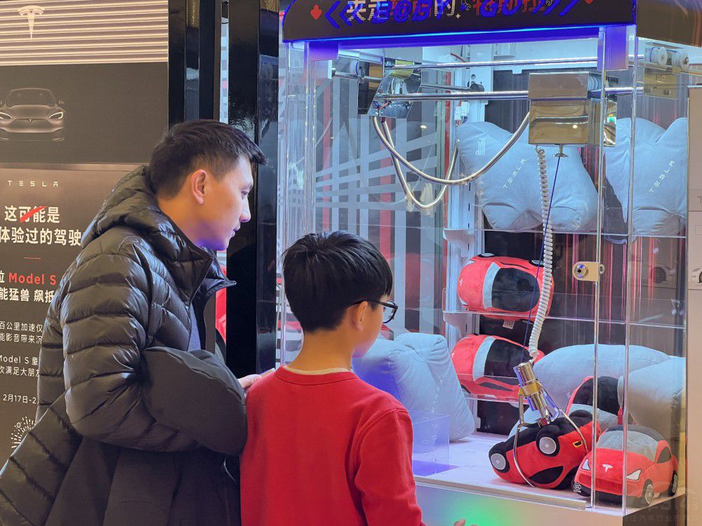 特斯拉在渝上 Model S Plaid空降時(shí)代天街 特斯拉在渝上 Model S Plaid空降時(shí)代天街