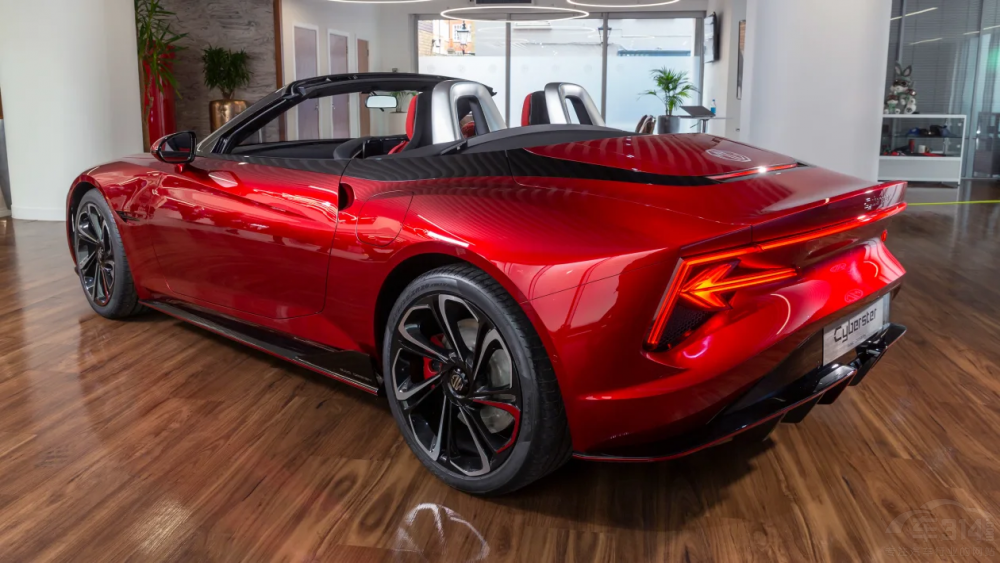 MG Cyberster�������� ���ۃr�s��5�fӢ�^