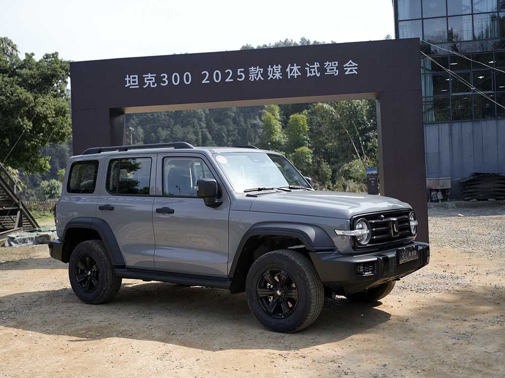 �@�׿����µ�SUV܇�����_(k��i)������(qi��ng)��������