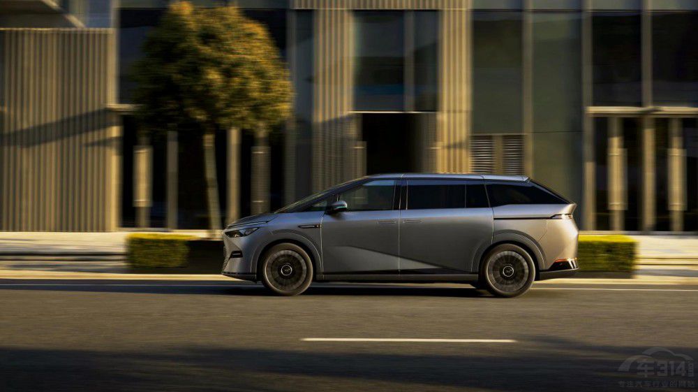 2025款小鵬X9重塑家用MPV舒適天花板 2025款小鵬X9重塑家用MPV舒適天花板