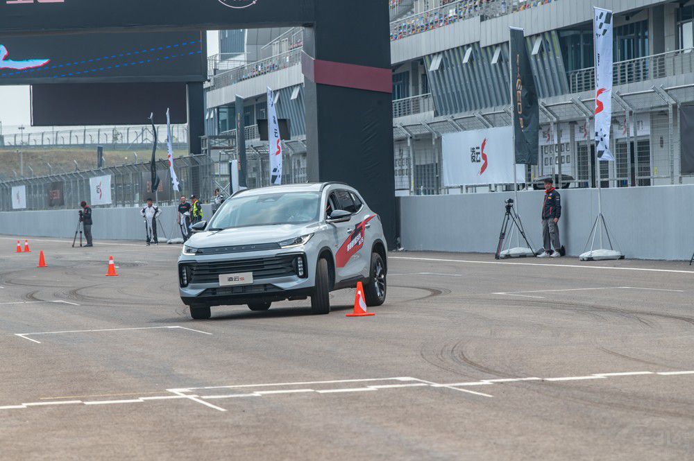 ��ِ��������SUV����;����S�B��(chu��ng)���ܱ��F(xi��n)