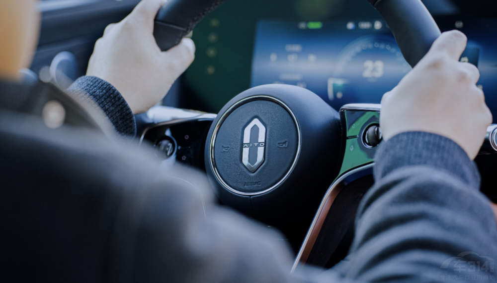 ���A��ŞSUV��(bi��o)�U ����M9Ʒ�b��(hu��)�A�M��Ļ