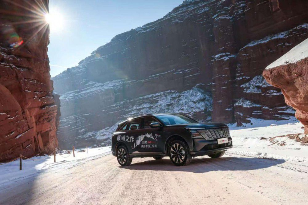 �L(zh��ng)�����Ĵ� CS75 PLUS Ultra �Ą�(d��ng)��(l��i)�u����