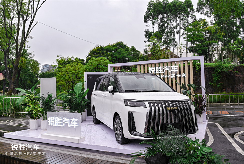 �J����܇Ʒ�ƪ�(d��)����MPV�Ј�(ch��ng)���M(j��n)һ�l�T�~