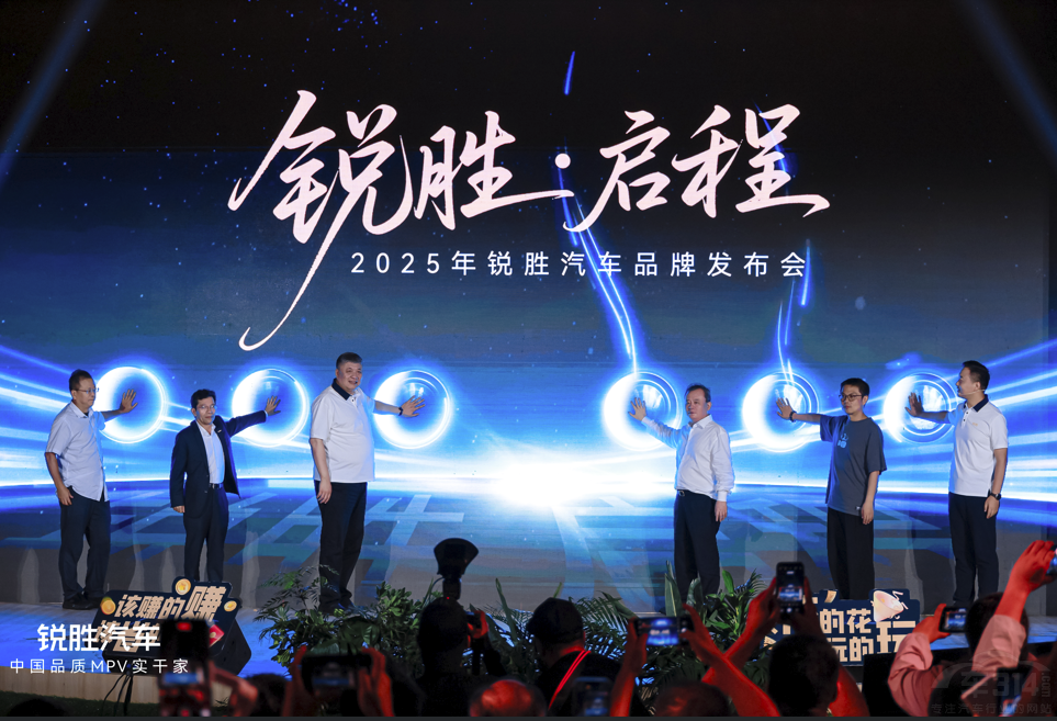 �J����܇Ʒ�ƪ�(d��)����MPV�Ј�(ch��ng)���M(j��n)һ�l�T�~