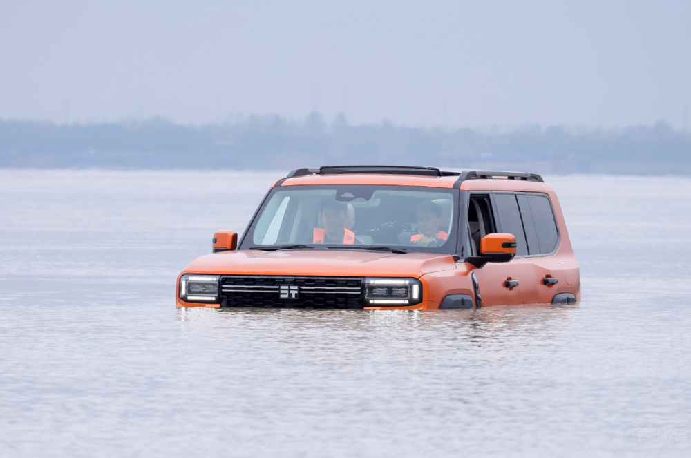 �����AԽҰ������(bi��o)����ʽ�^�����v�MG700����